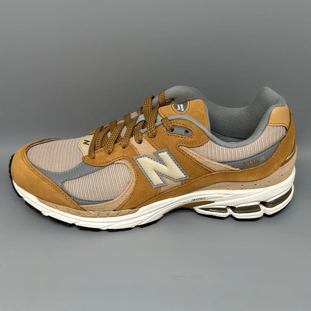 New Balance 2002R U2002RCE Beige Grey Running Shoes Men's Sz 10.5D Women's Sz 12
